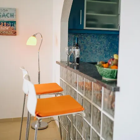 Host Wise - Terrace & Ocean View Flat *